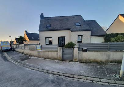Cloture sur muret et portillon effet persienne en aluminium